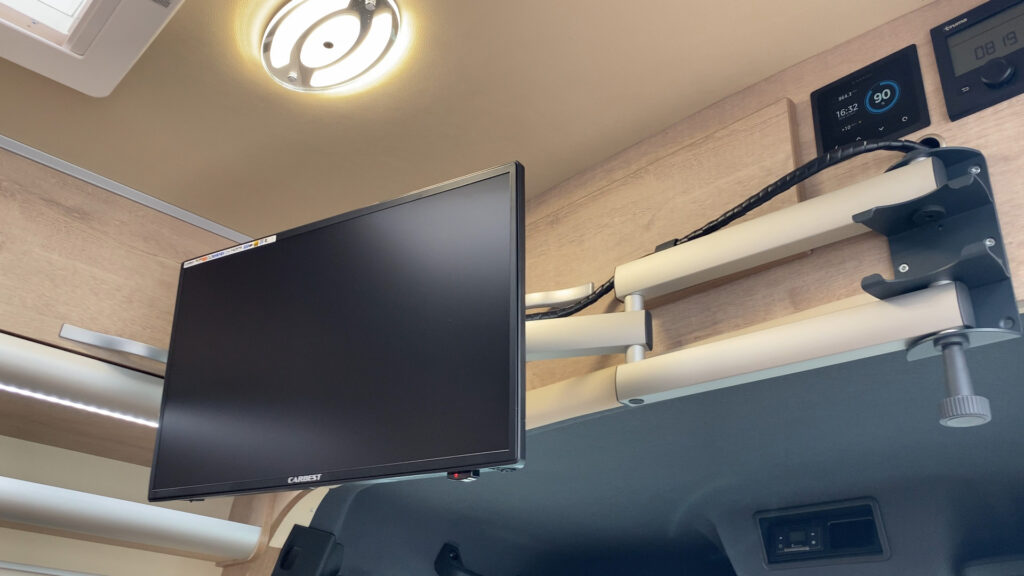 Televízor je uchytený na otáčacom ramene, aby sa dal vykloniť aj z interiéru obytného vozidla