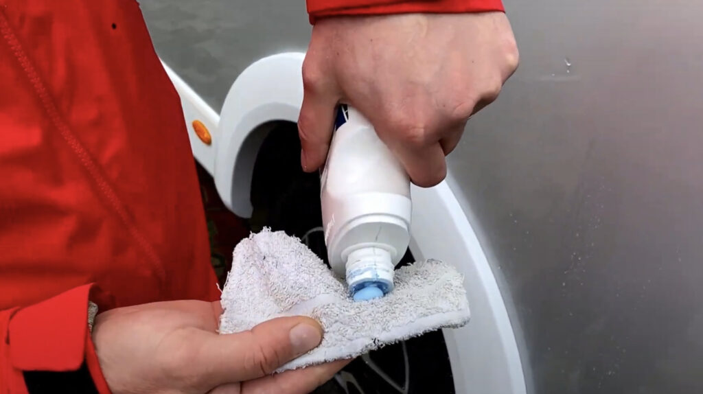 Nanesenie pasty pre očistenie autokaravanu od čmúh | Čistenie čmuhov