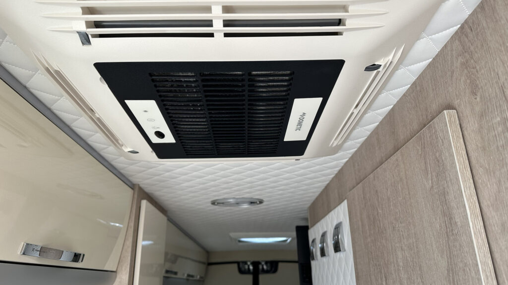 Prestavba obytného auta Iveco Daily 2023 s nainštalovanou klimatizáciou | tanjavans