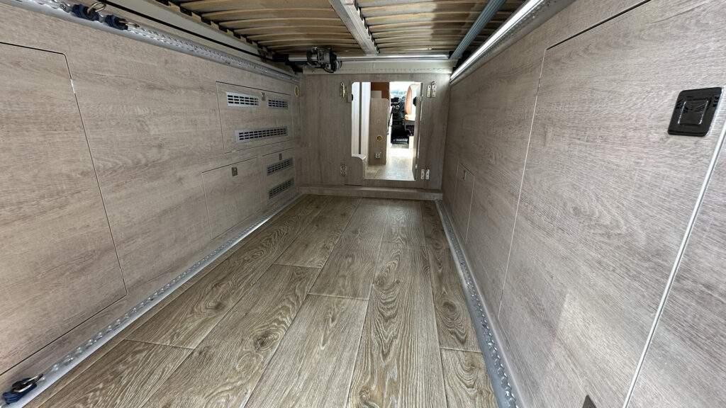 Prestavba obytného auta Iveco Daily 2023 a jej veľky úložný priestor pod posteľou | tanjavans